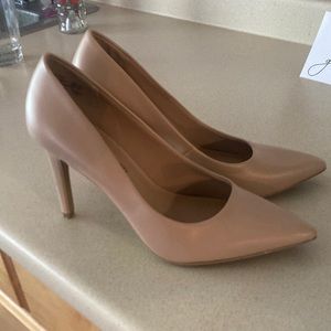 Christian Soriano nude pumps